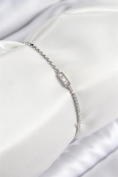 Pirinç Zirkon Taşlı Dikdörtgen Model Ezme Zincir Gümüş Renk Kadın Bileklik