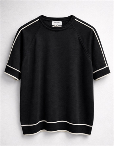 Bisiklet Yaka Siyah Triko Kumaş Detaylı Tshirt