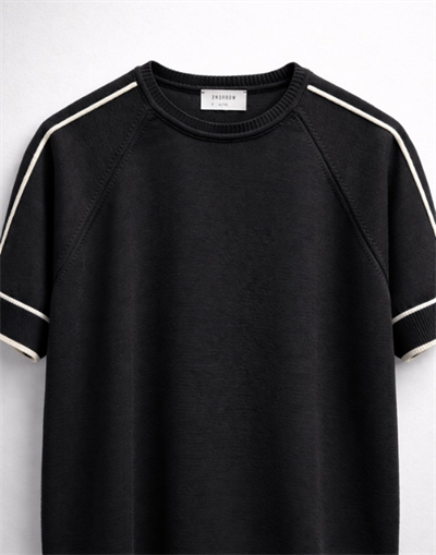 Bisiklet Yaka Siyah Triko Kumaş Detaylı Tshirt