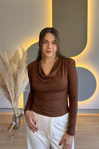  Degaje Yaka Vatkalı Taşlı Kahverengi Bluz