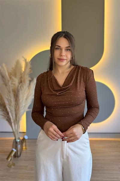  Degaje Yaka Vatkalı Taşlı Kahverengi Bluz