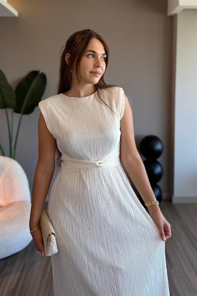 Bel Detaylı Piliseli Beyaz Midi Elbise