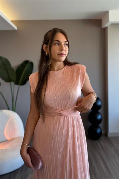 Bel Detaylı Piliseli Pudra Midi Elbise