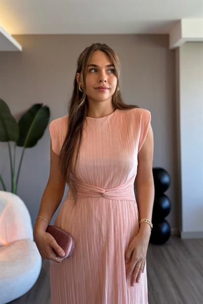 Bel Detaylı Piliseli Pudra Midi Elbise