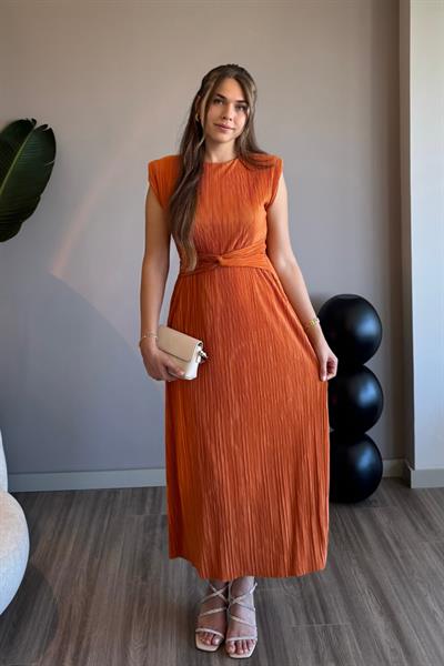 Bel Detaylı Piliseli Turuncu Midi Elbise