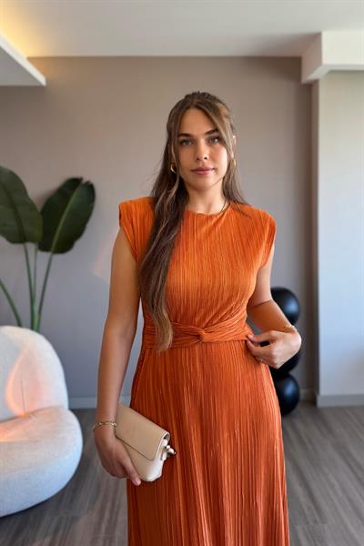 Bel Detaylı Piliseli Turuncu Midi Elbise