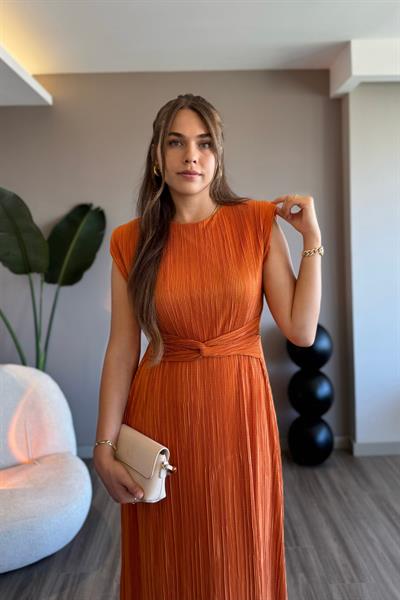 Bel Detaylı Piliseli Turuncu Midi Elbise