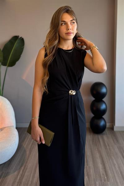 Broş Detaylı Büzgülü Yırtmaçlı Siyah Midi Elbise