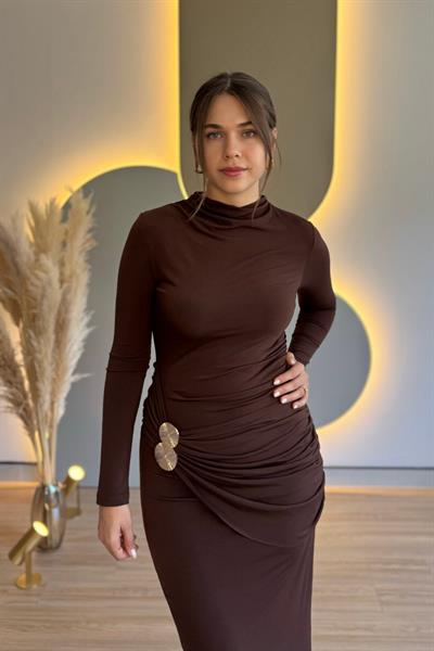 Büzgülü Aksesuar Detaylı Şık Kahverengi Maxi Elbise
