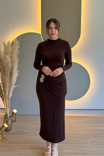 Büzgülü Aksesuar Detaylı Şık Kahverengi Maxi Elbise
