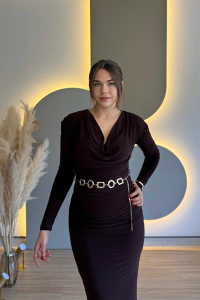 Degaje Yaka Vatkalı Gold Kemerli Kahverengi Midi Elbise