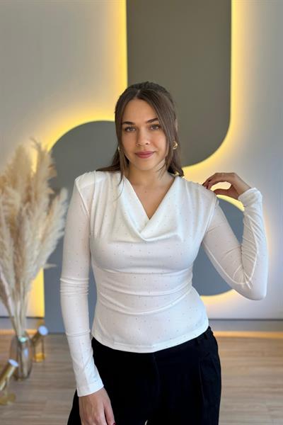Degaje Yaka Vatkalı Taşlı Beyaz Bluz