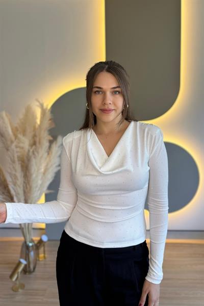 Degaje Yaka Vatkalı Taşlı Beyaz Bluz
