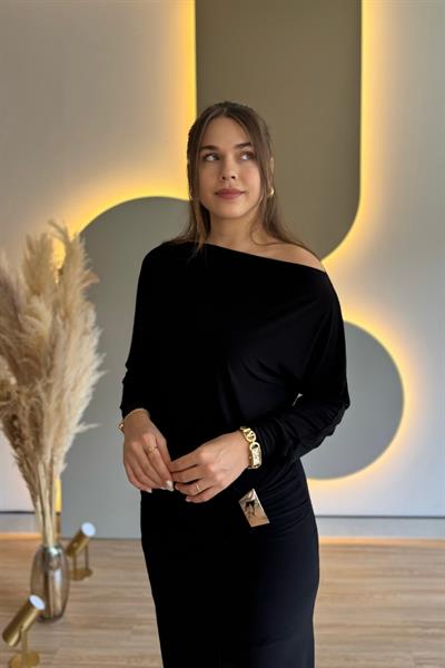 Kayık Yaka Yırtmaçlı Gold Aksesuarlı Siyah Midi Elbise