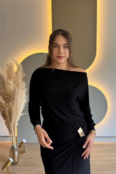 Kayık Yaka Yırtmaçlı Gold Aksesuarlı Siyah Midi Elbise