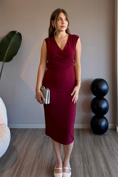 Kruvaze Yaka Aksesuarlı Bordo Elbise