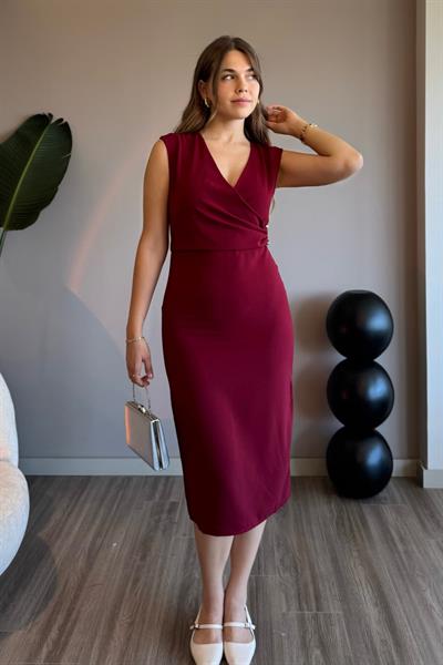 Kruvaze Yaka Aksesuarlı Bordo Elbise