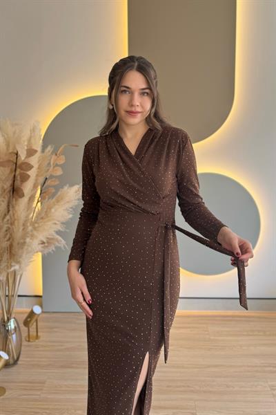 Vatkalı Bağlamalı Yırtmaçlı Taşlı Kahverengi Midi Elbise
