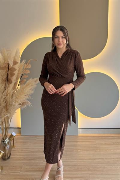 Vatkalı Bağlamalı Yırtmaçlı Taşlı Kahverengi Midi Elbise