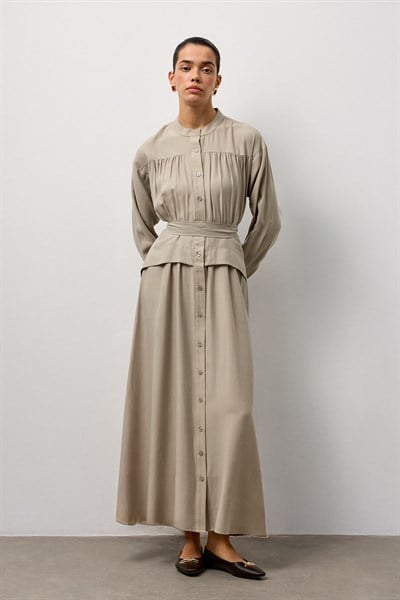 Bej Dökümlü Pile Kuşaklı Elbise
