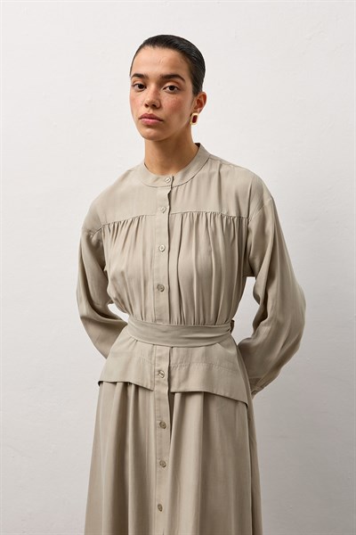 Bej Dökümlü Pile Kuşaklı Elbise