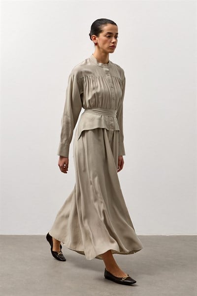 Bej Dökümlü Pile Kuşaklı Elbise