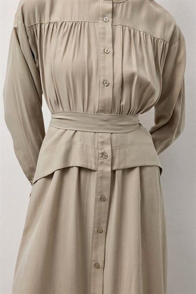 Bej Dökümlü Pile Kuşaklı Elbise