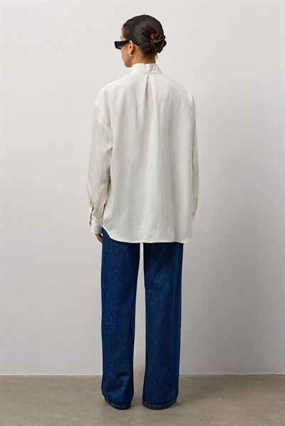 Beyaz Fular Yaka Çizgili Gömlek