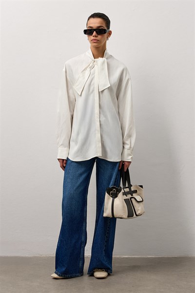 Beyaz Fular Yaka Çizgili Gömlek