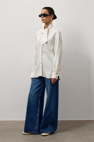 Beyaz Fular Yaka Çizgili Gömlek