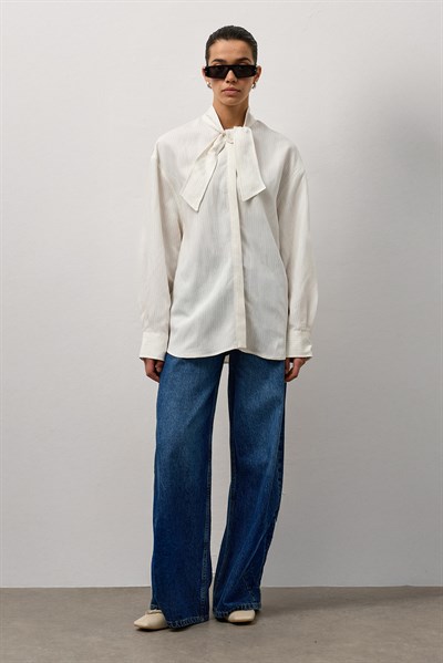 Beyaz Fular Yaka Çizgili Gömlek