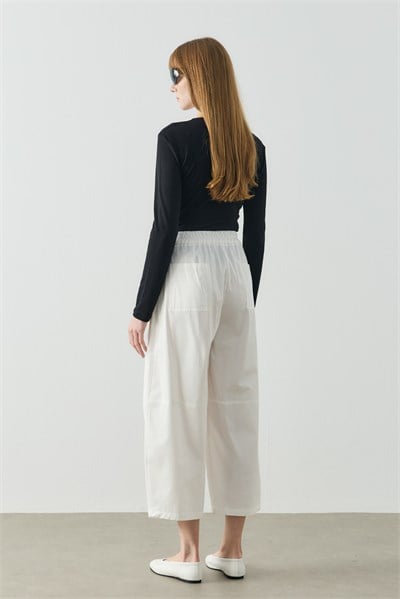 Beyaz Pile Detaylı Crop Boy Gabardin Pantolon