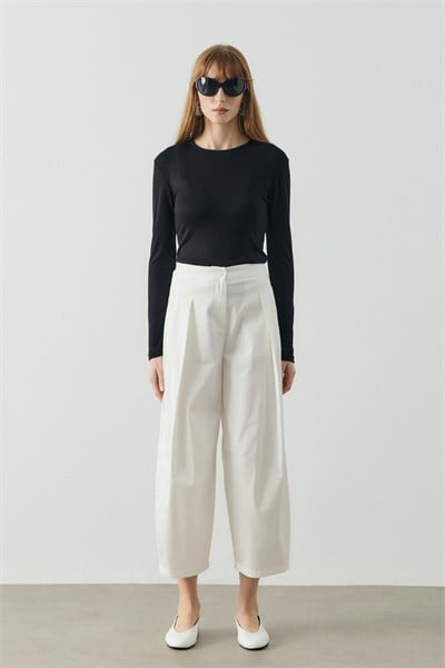 Beyaz Pile Detaylı Crop Boy Gabardin Pantolon