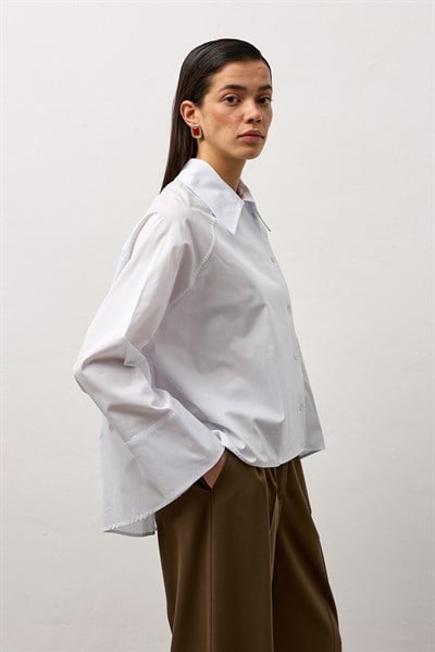 Beyaz Yandan Düğmeli A Form Gömlek