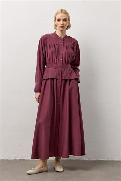 Bordo Dökümlü Pile Kuşaklı Elbise