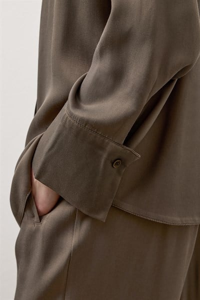 Haki Çift Düğmeli Hakim Yaka Gömlek