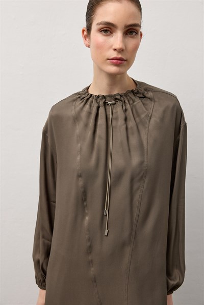 Haki Yaka Bağcıklı Dökümlü Bluz