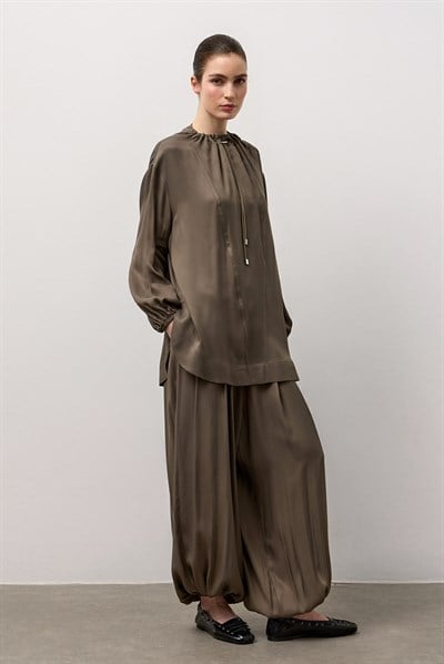 Haki Yaka Bağcıklı Dökümlü Bluz