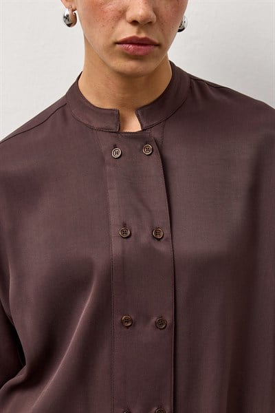 Kahverengi Çift Düğmeli Hakim Yaka Gömlek