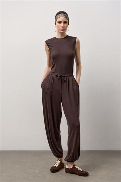 Kahverengi Paçası Lastikli Basic Dökümlü Pantolon