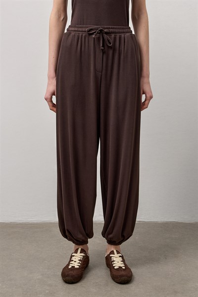 Kahverengi Paçası Lastikli Basic Dökümlü Pantolon