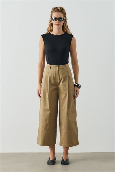 Koyu Camel Kesik Dikiş Detaylı Geniş Paça Gabardin Pantolon