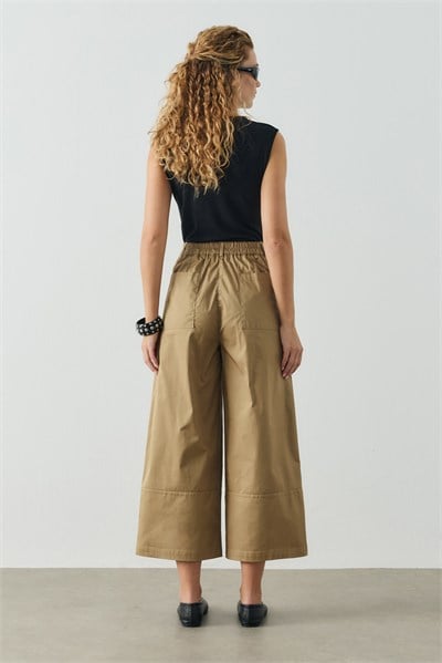 Koyu Camel Kesik Dikiş Detaylı Geniş Paça Gabardin Pantolon