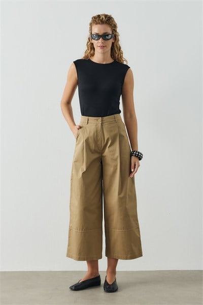 Koyu Camel Kesik Dikiş Detaylı Geniş Paça Gabardin Pantolon