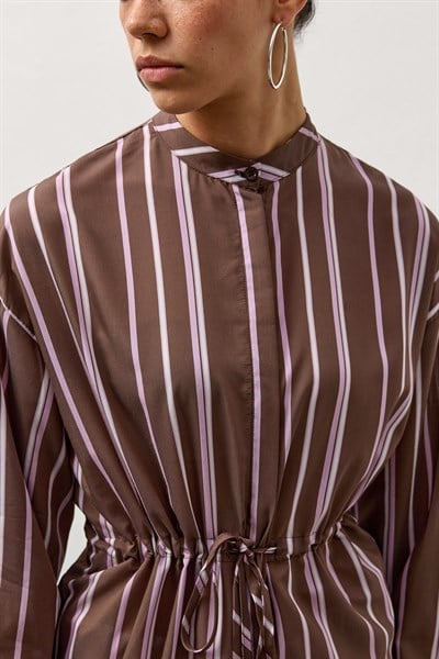 Pembe Belden Bağlamalı Çizgili Hakim Yaka Tunik