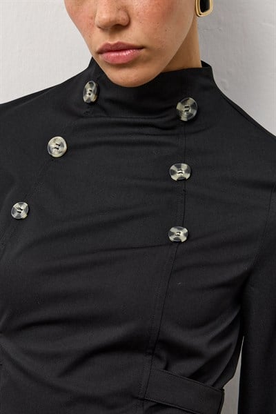 Siyah Belden Bağlamalı Kruvaze Düğmeli Gömlek