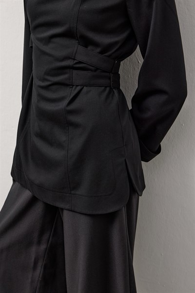 Siyah Belden Bağlamalı Kruvaze Düğmeli Gömlek