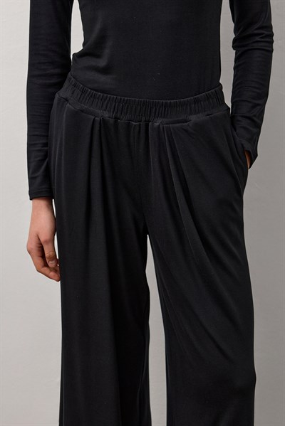 Siyah Buzzy Dökümlü Geniş Paça Pantolon