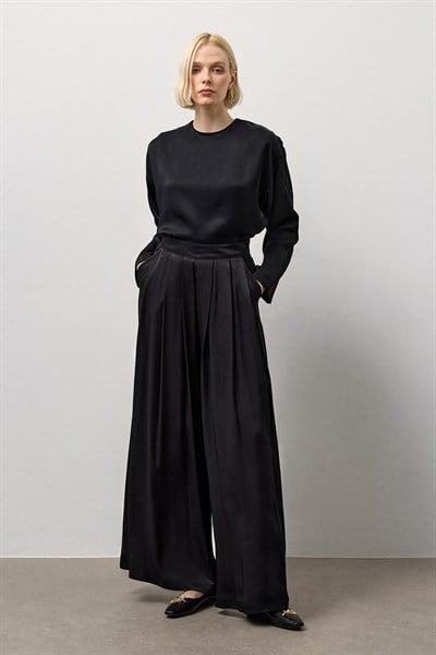 Siyah Dökümlü Geniş Kol Bluz