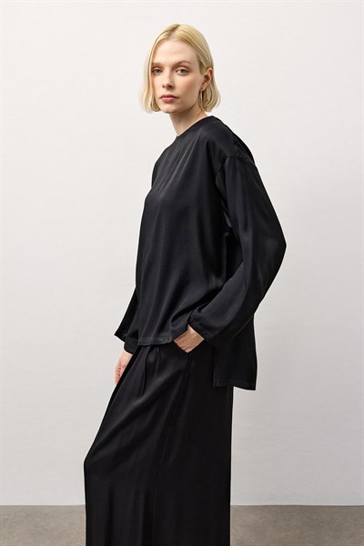 Siyah Dökümlü Geniş Kol Bluz